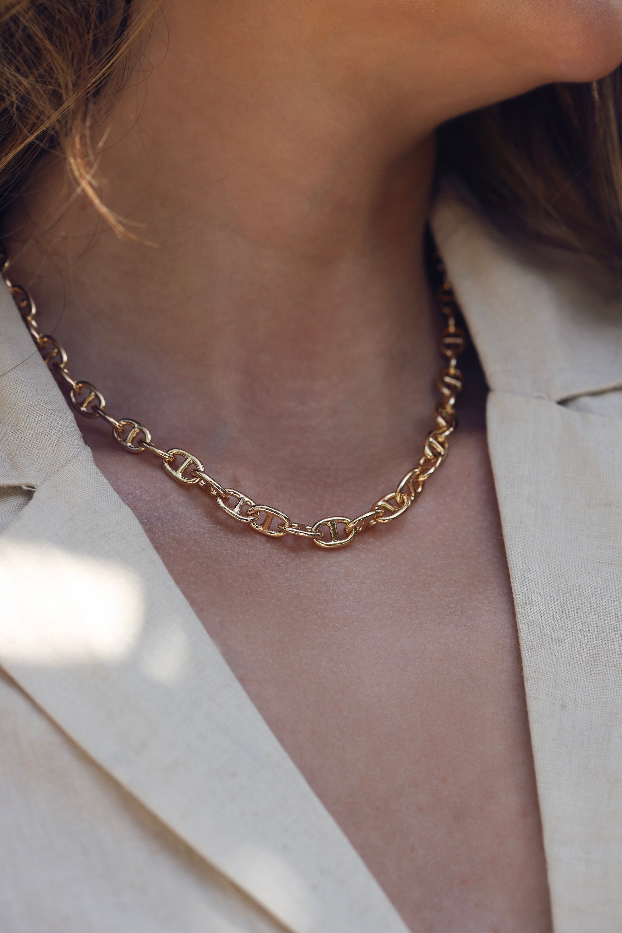 Collier doré Jayden grosse maille marine - Bijou porté
