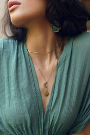Collier doré Joely soleil et lune chaîne fine avec pendentifs soleil et lune ajourée - Bijou sur fond blanc