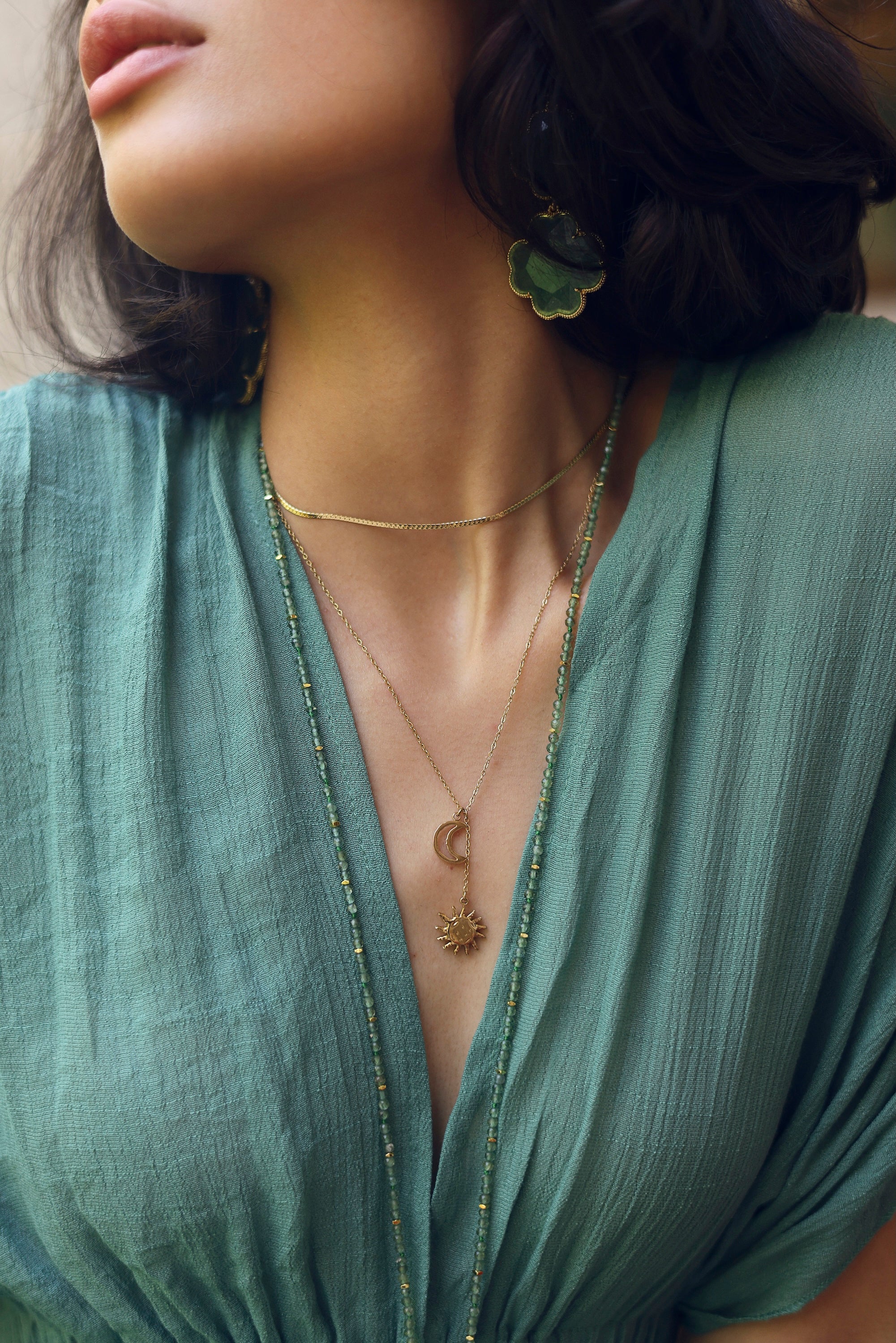 Collier doré Joely soleil et lune chaîne fine avec pendentifs soleil et lune ajourée - Bijou sur fond blanc