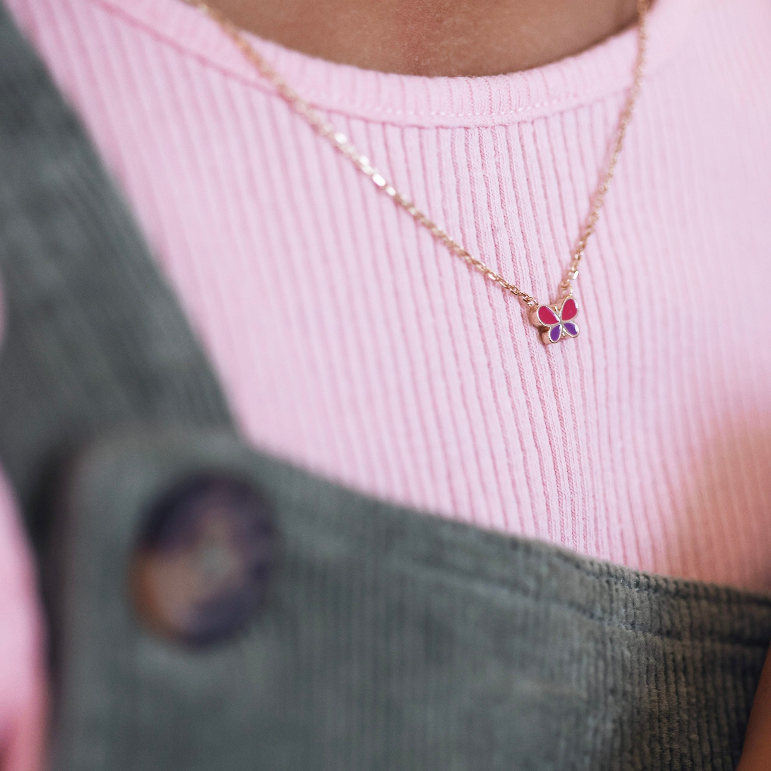 Collier doré enfant papillon rose et violet Justine - Bijou porté
