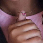 Collier doré enfant papillon rose et violet Justine - Bijou porté
