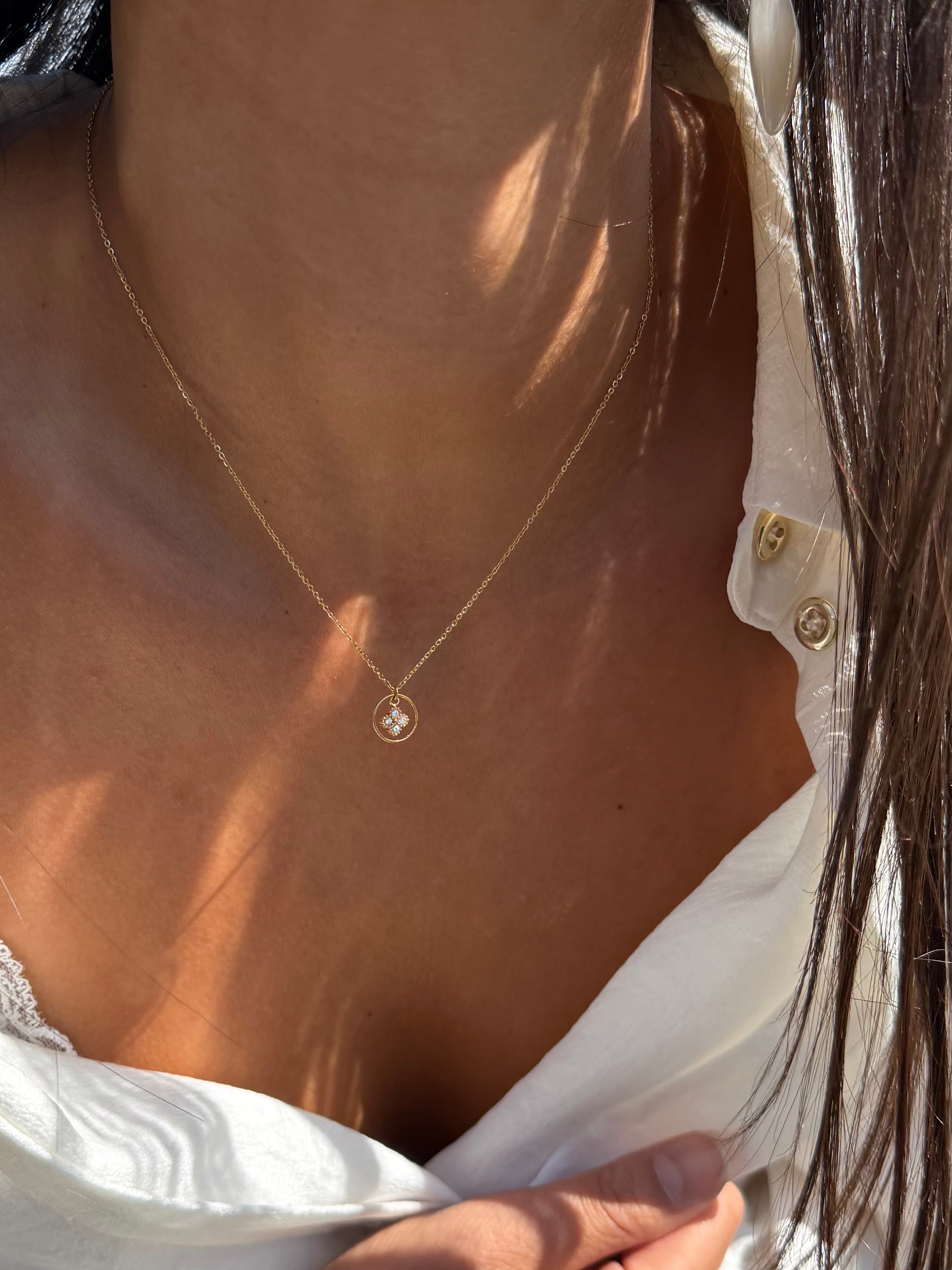 Collier doré Kaelie avec pendentif trèfle serti de zircons et anneau - Bijou porté