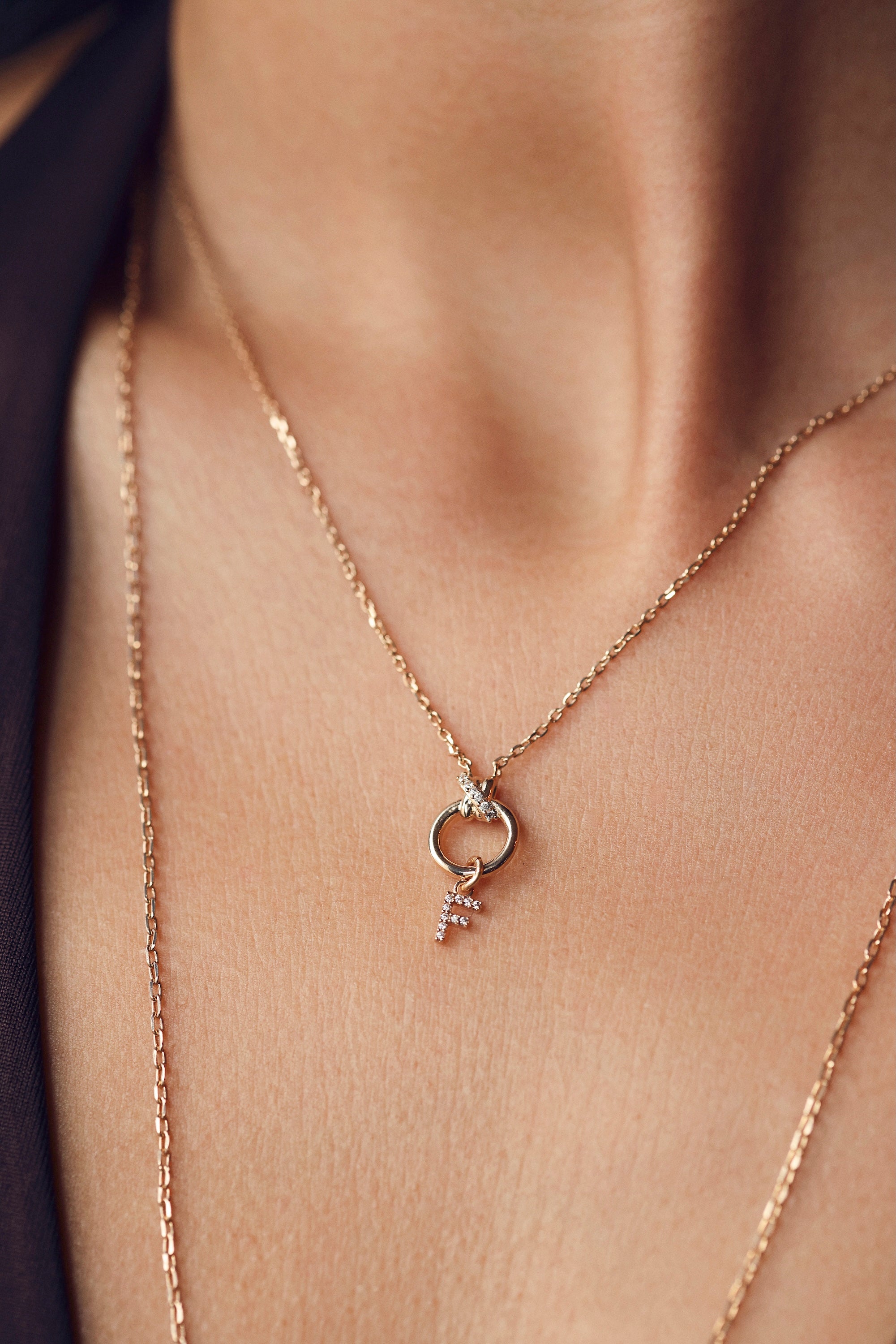 Collier personnalisable doré Kais anneau avec nœud orné de zircons pour initiales et charms - Bijou porté