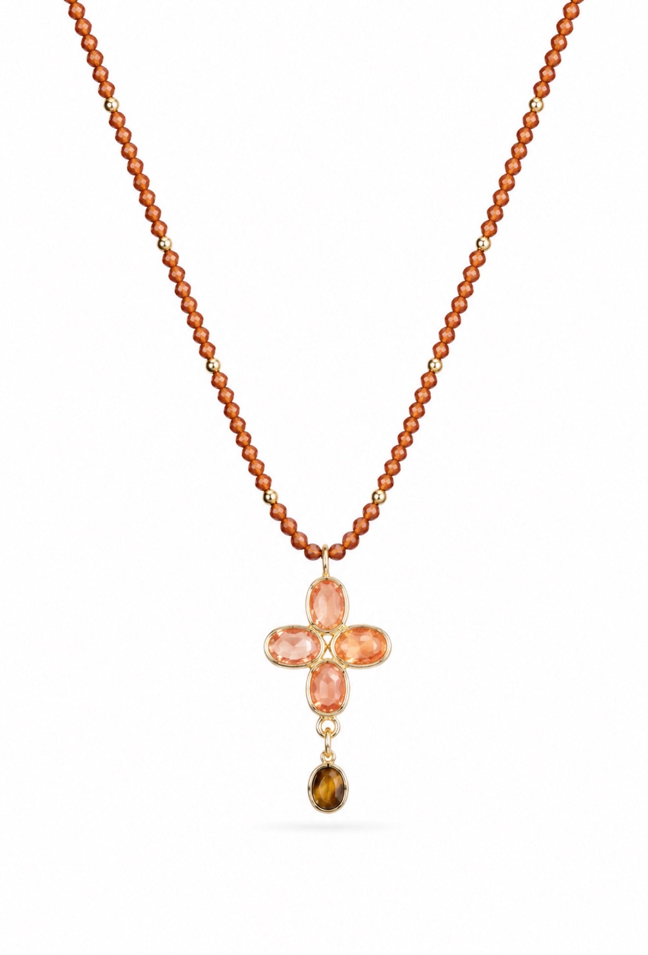 Collier doré Kassya quartz orange avec pendentif fleur et pierres naturelles - Bijou  sur fond blanc