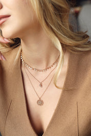 Collier personnalisable doré Kelly anneau avec pendentif cœur pour initiales et charms - Bijou porté