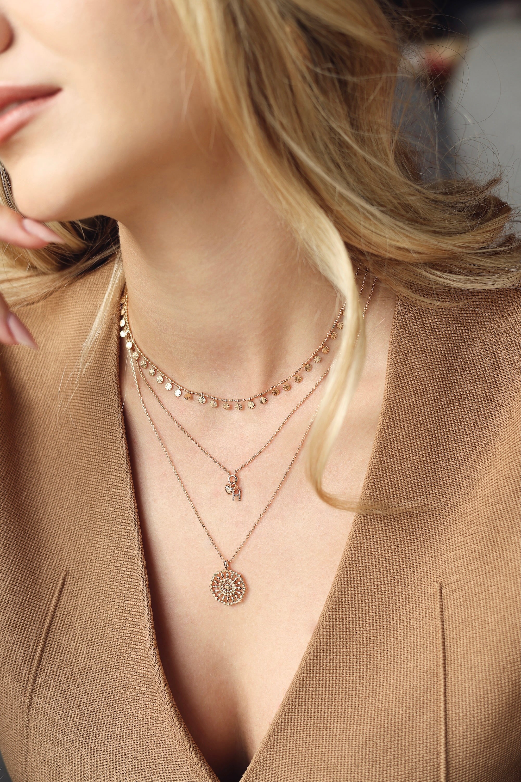 Collier personnalisable doré Kelly anneau avec pendentif cœur pour initiales et charms - Bijou porté