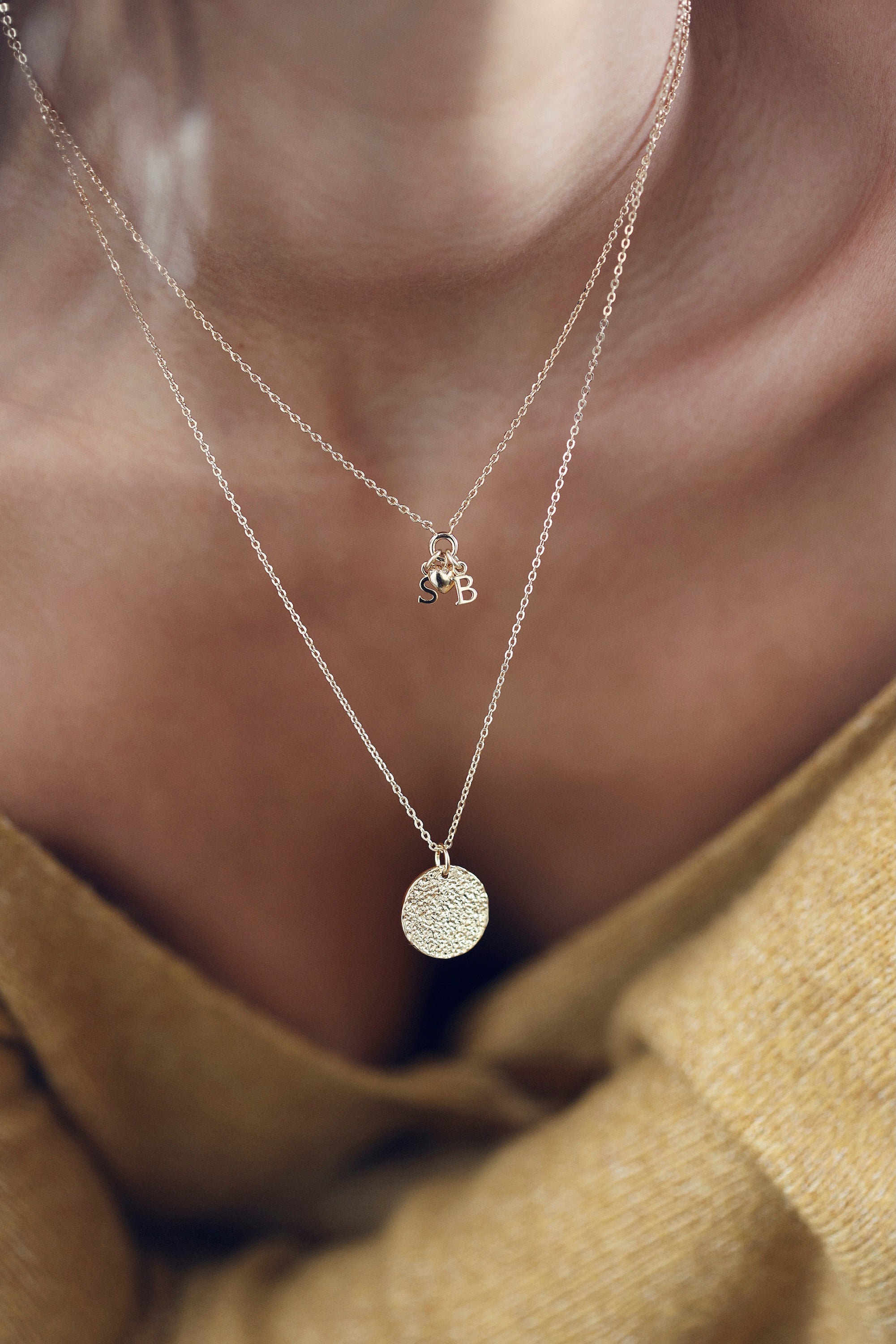 Collier personnalisable doré Kelly anneau avec pendentif cœur pour lettres de l'alphabet et charms - Bijou porté
