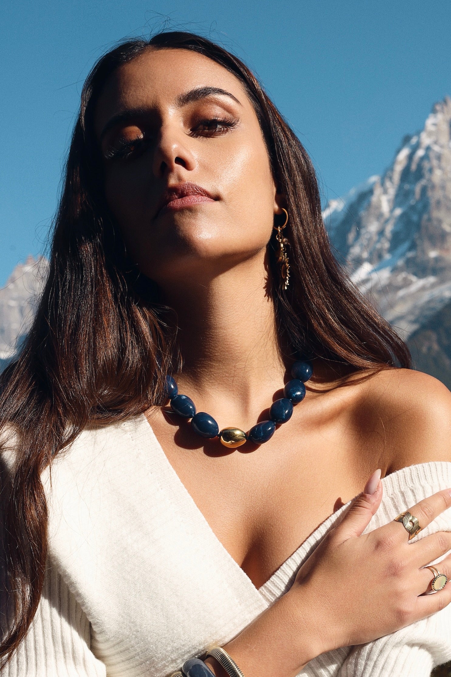 Collier doré Kendra bleu grosses perles en acétate - Bijou porté