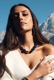 Collier doré Kendra bleu grosses perles en acétate - Bijou porté