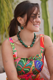 Collier doré Kendra vert grosses perles en acétate - Bijou porté