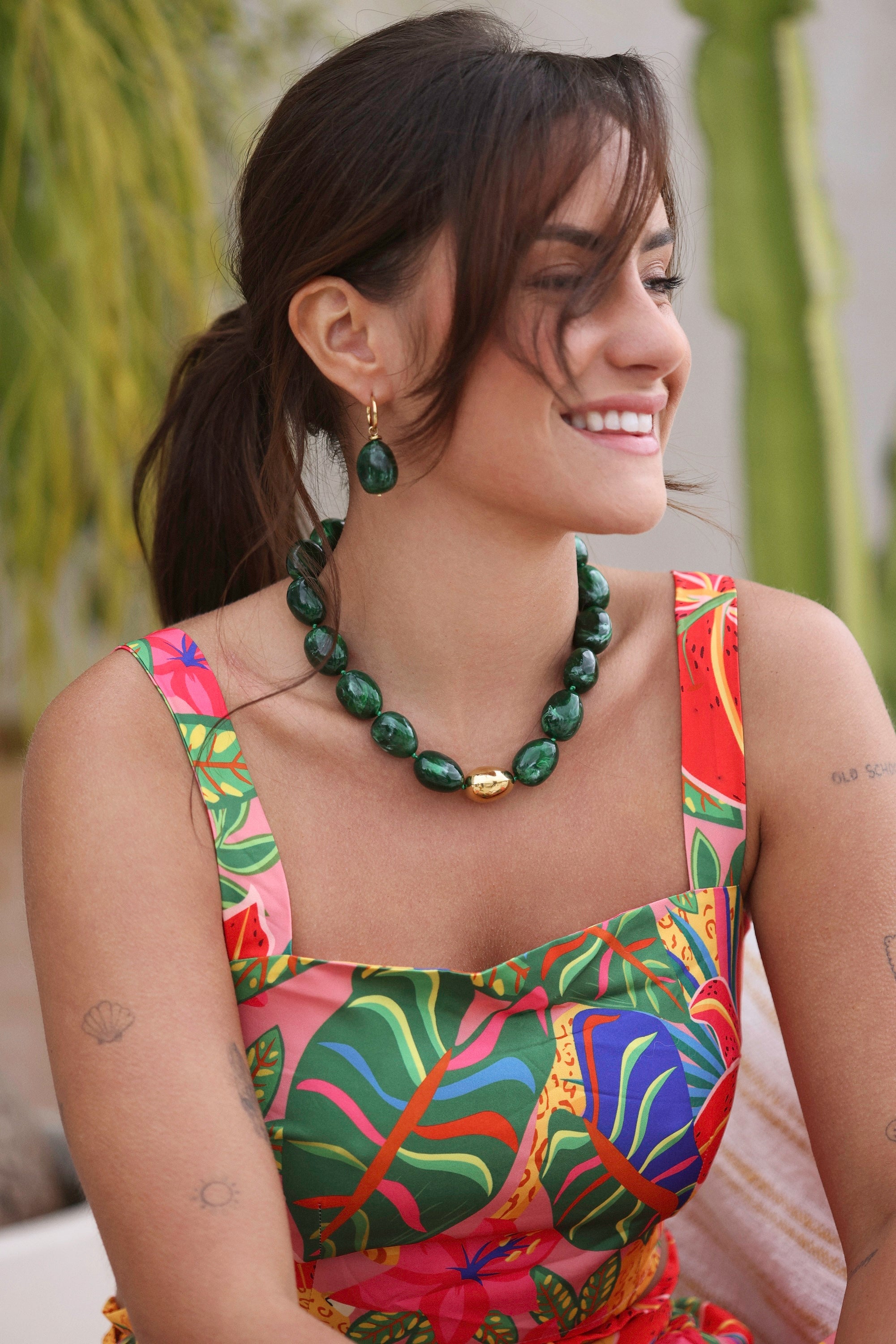 Collier doré Kendra vert grosses perles en acétate - Bijou porté
