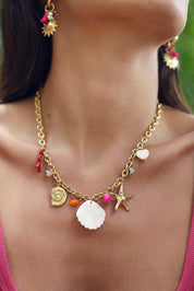 Collier doré Larysa chaîne en maille avec pendentifs coquillages, étoile de mer, cœur, corail et pierres - Bijou porté