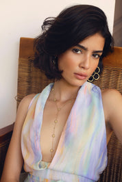Collier doré Leilani cravate orné de fleurs et de zircons - Bijou porté