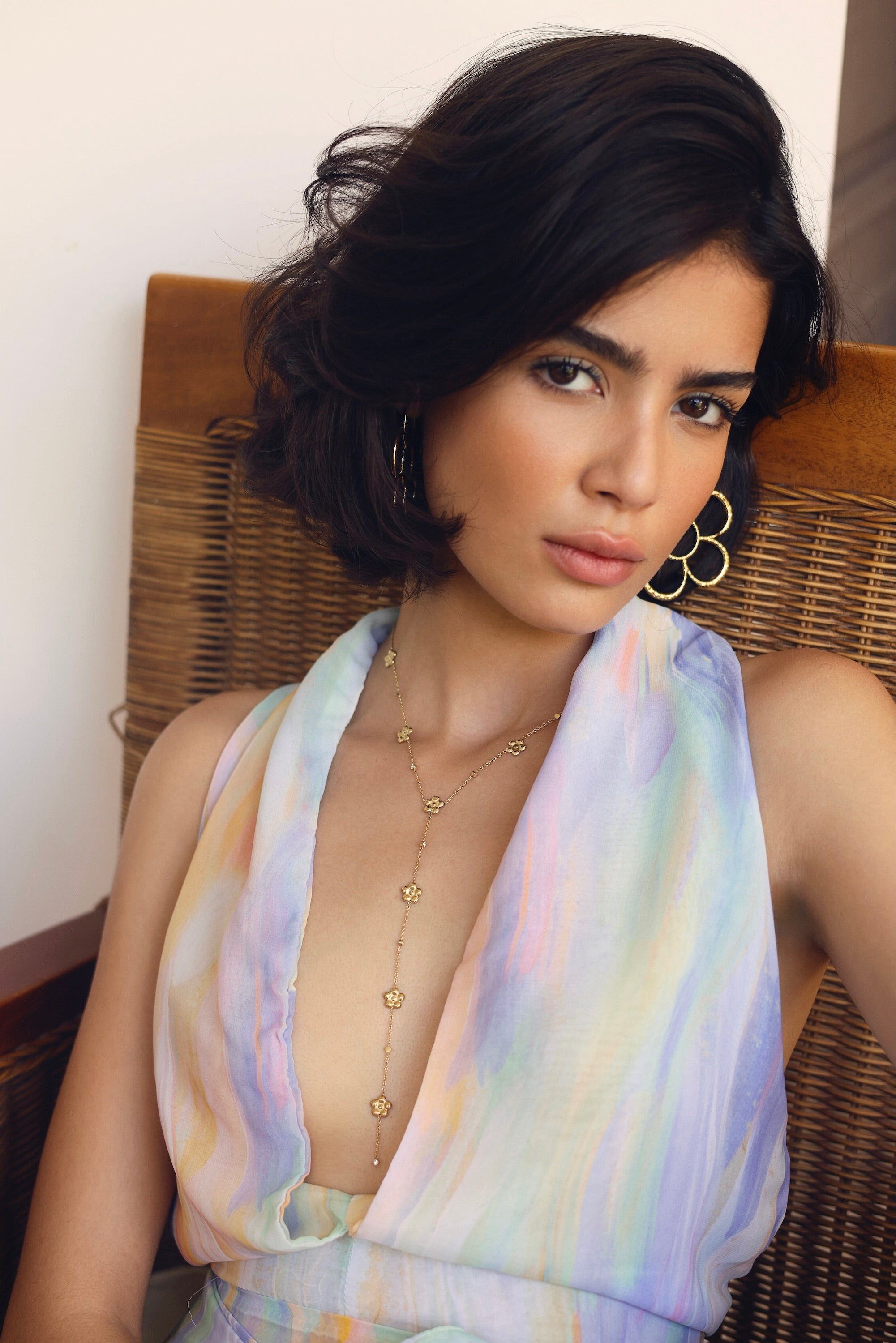 Collier doré Leilani cravate orné de fleurs et de zircons - Bijou porté