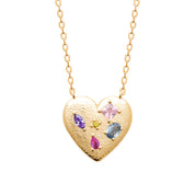 Collier doré Lexie avec un pendentif cœur orné de zircons colorés - Bijou sur fond blanc