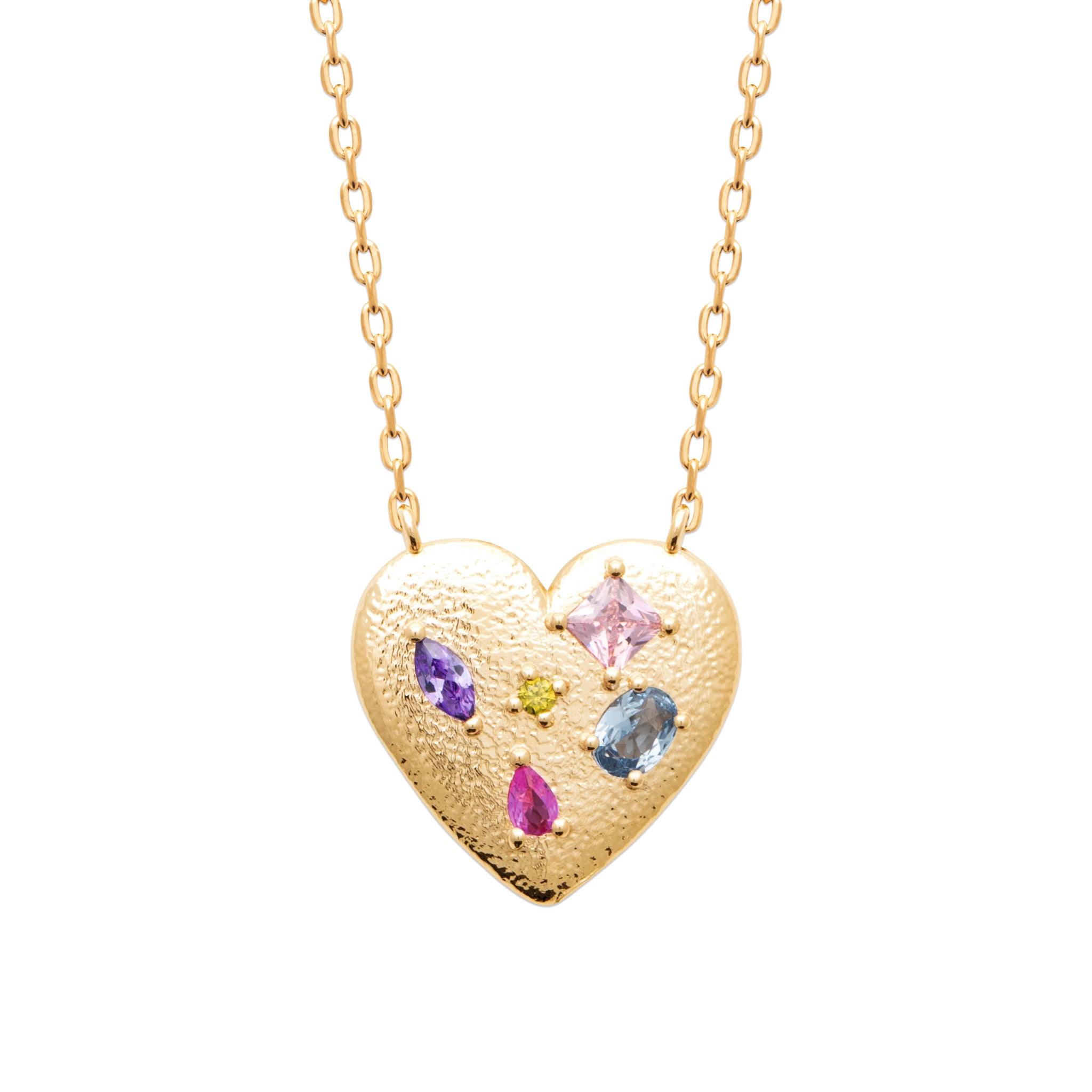 Collier doré Lexie avec un pendentif cœur orné de zircons colorés - Bijou sur fond blanc