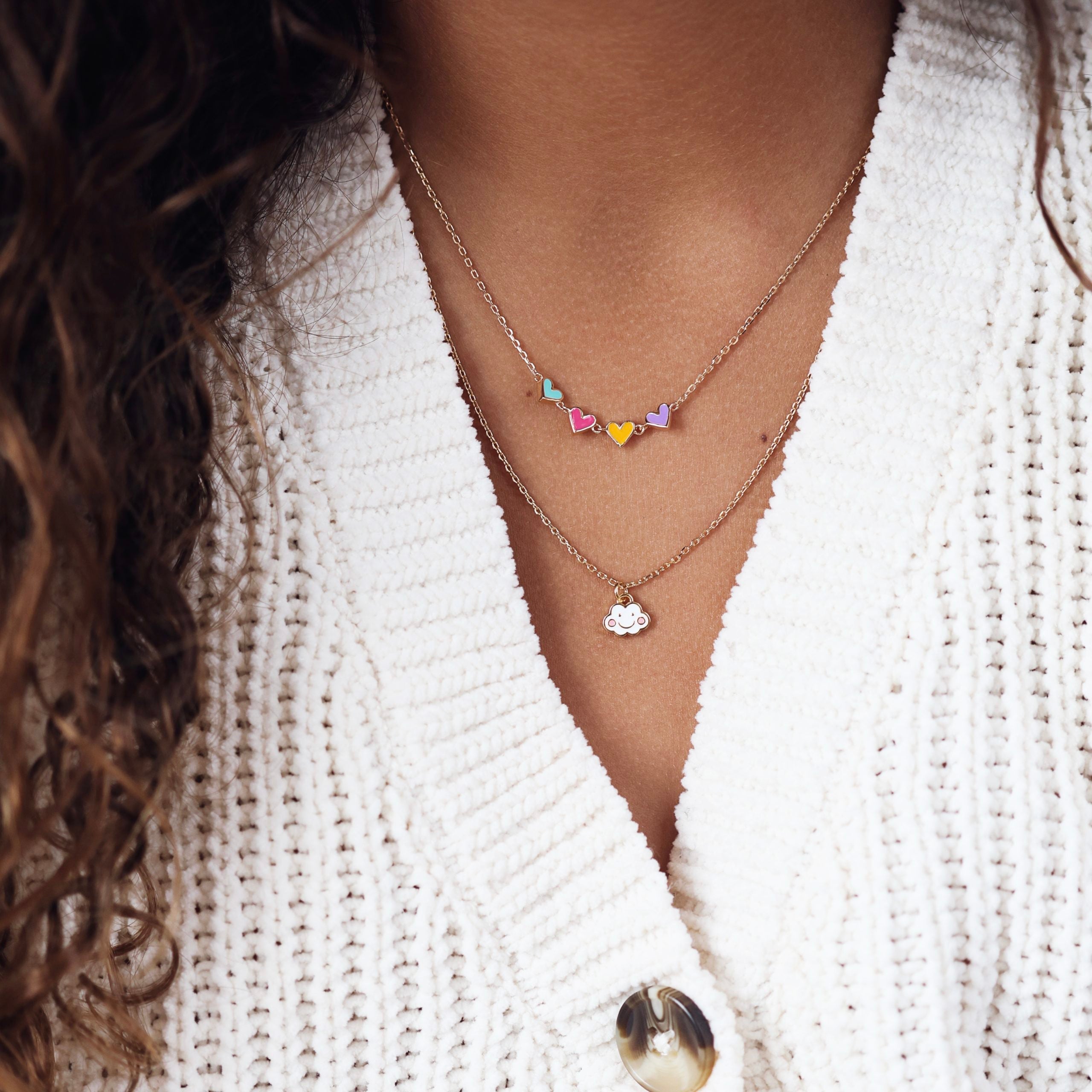 Collier doré enfant cœurs multicolores Lily-Rose - Bijou porté