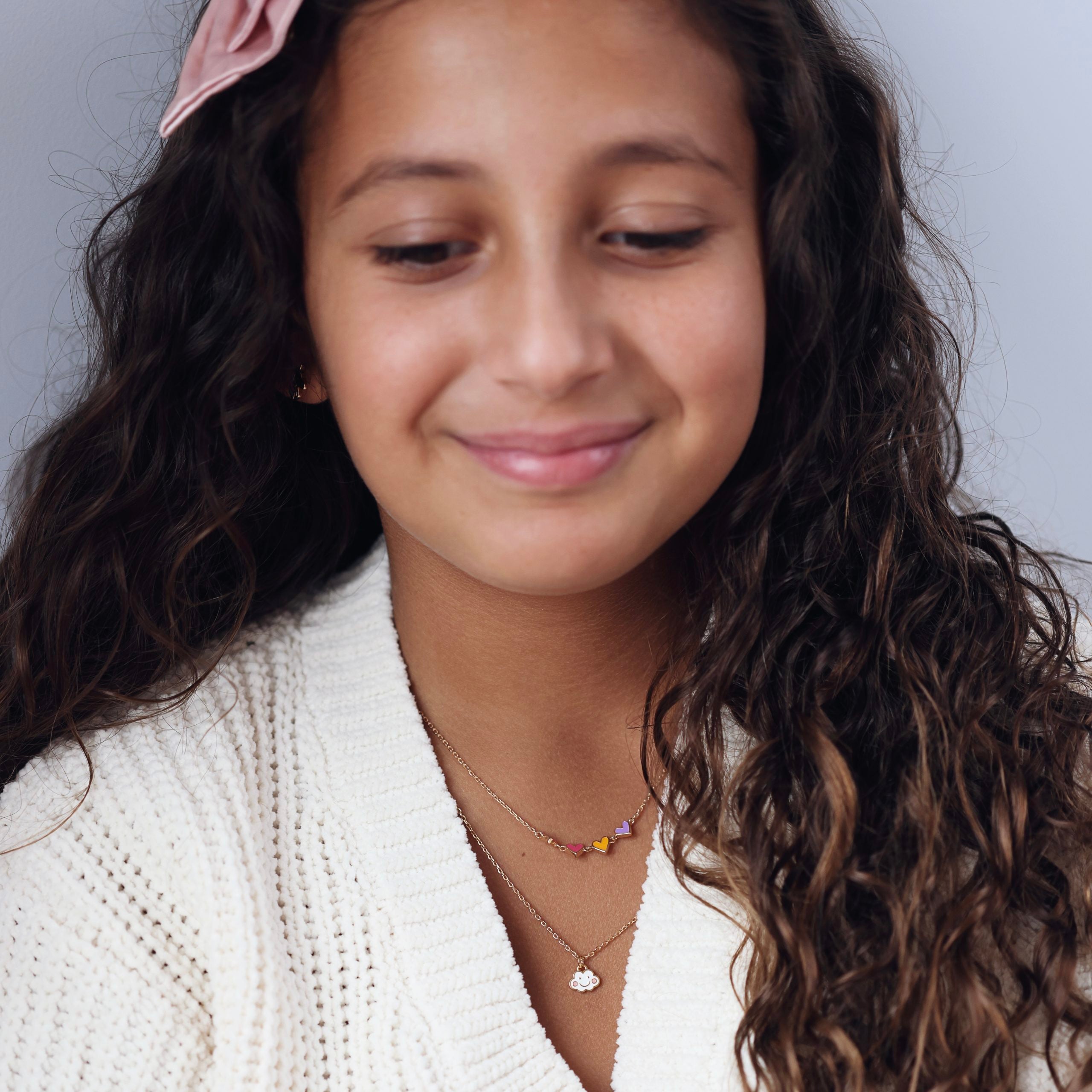 Collier doré enfant cœurs multicolores Lily-Rose - Bijou porté