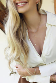 Collier doré Linnea cravate avec pendentif rectangulaire serti de zircons - Bijou porté