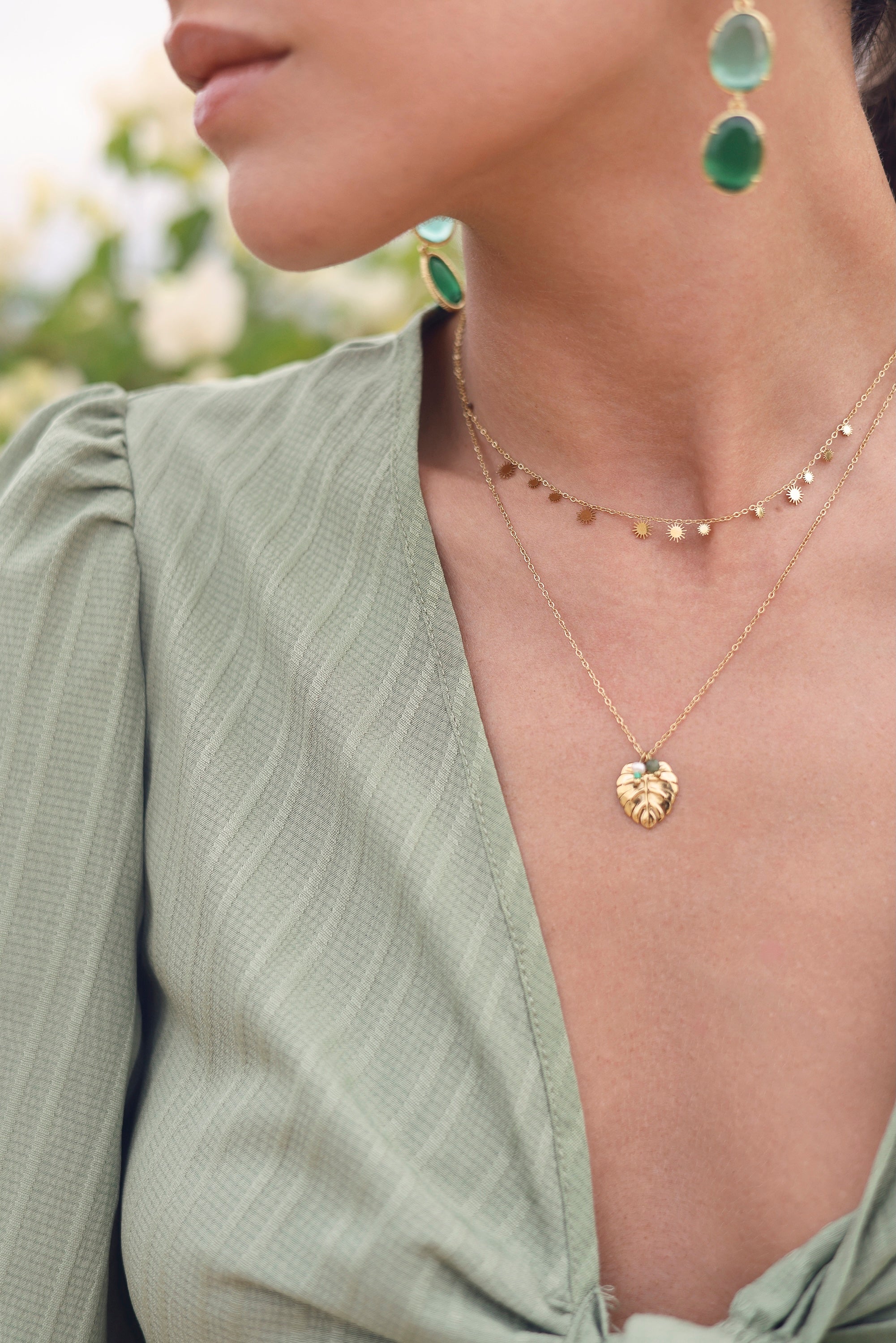 Collier doré Loenn chaîne fine avec pendentif feuille de monstera et pierres naturelles - Bijou porté