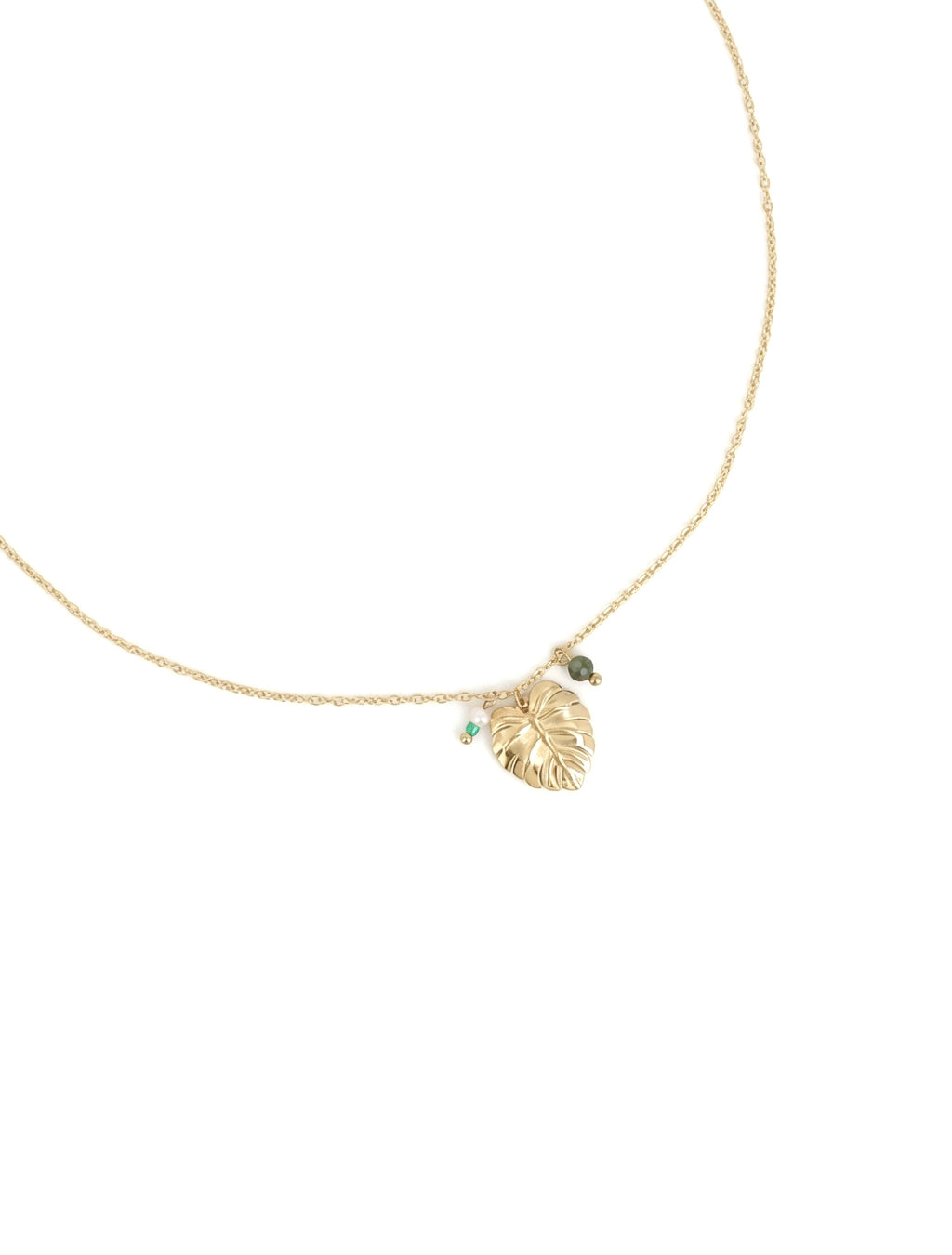 Collier doré Loenn chaîne fine avec pendentif feuille de monstera et pierres naturelles - Bijou sur fond blanc