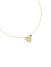 Collier doré Loenn chaîne fine avec pendentif feuille de monstera et pierres naturelles - Bijou sur fond blanc