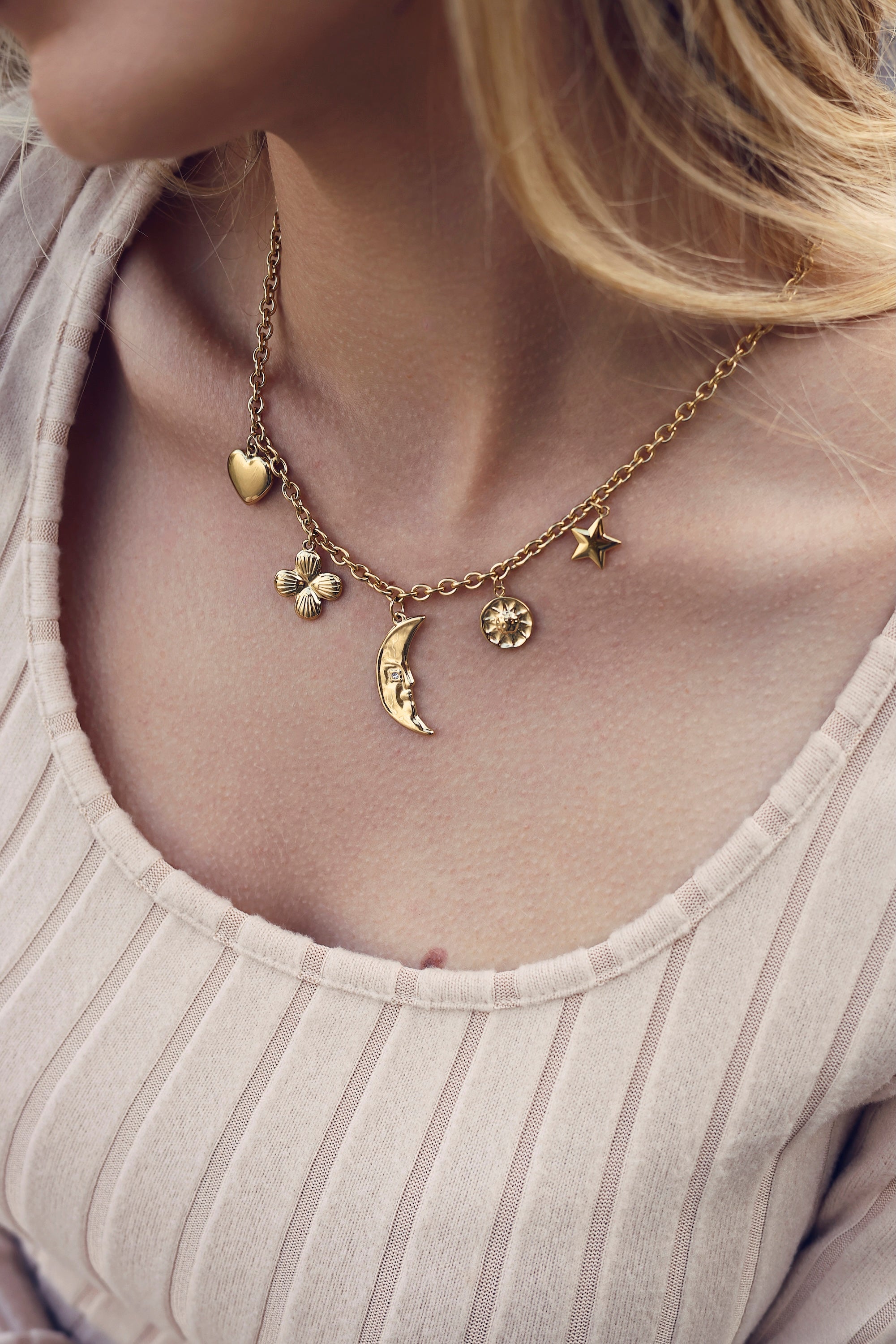 Collier doré Lorna en maille avec pendentifs lune, fleur, soleil, coeur et étoile - Bijou porté