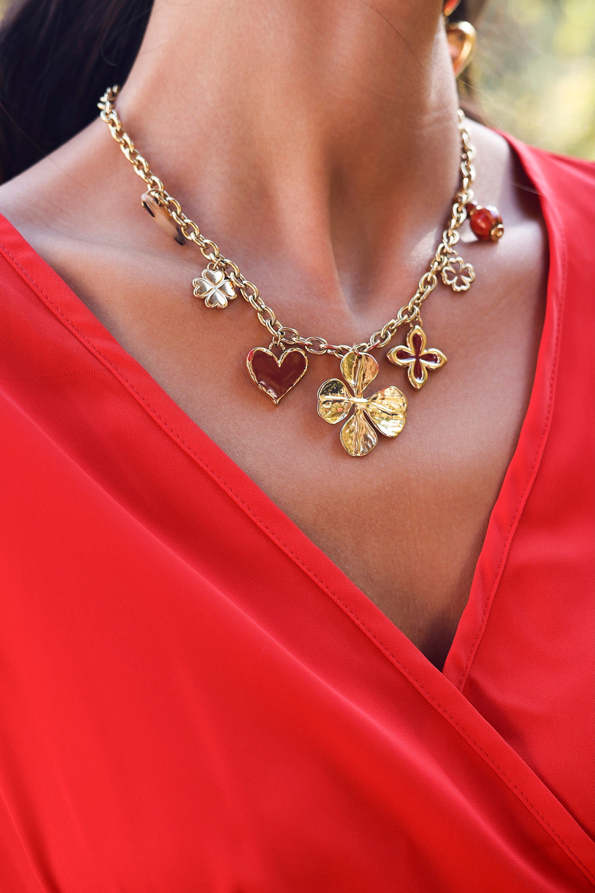 Collier doré Lounes maille avec pendentifs coeurs et trèfles - Bijou porté