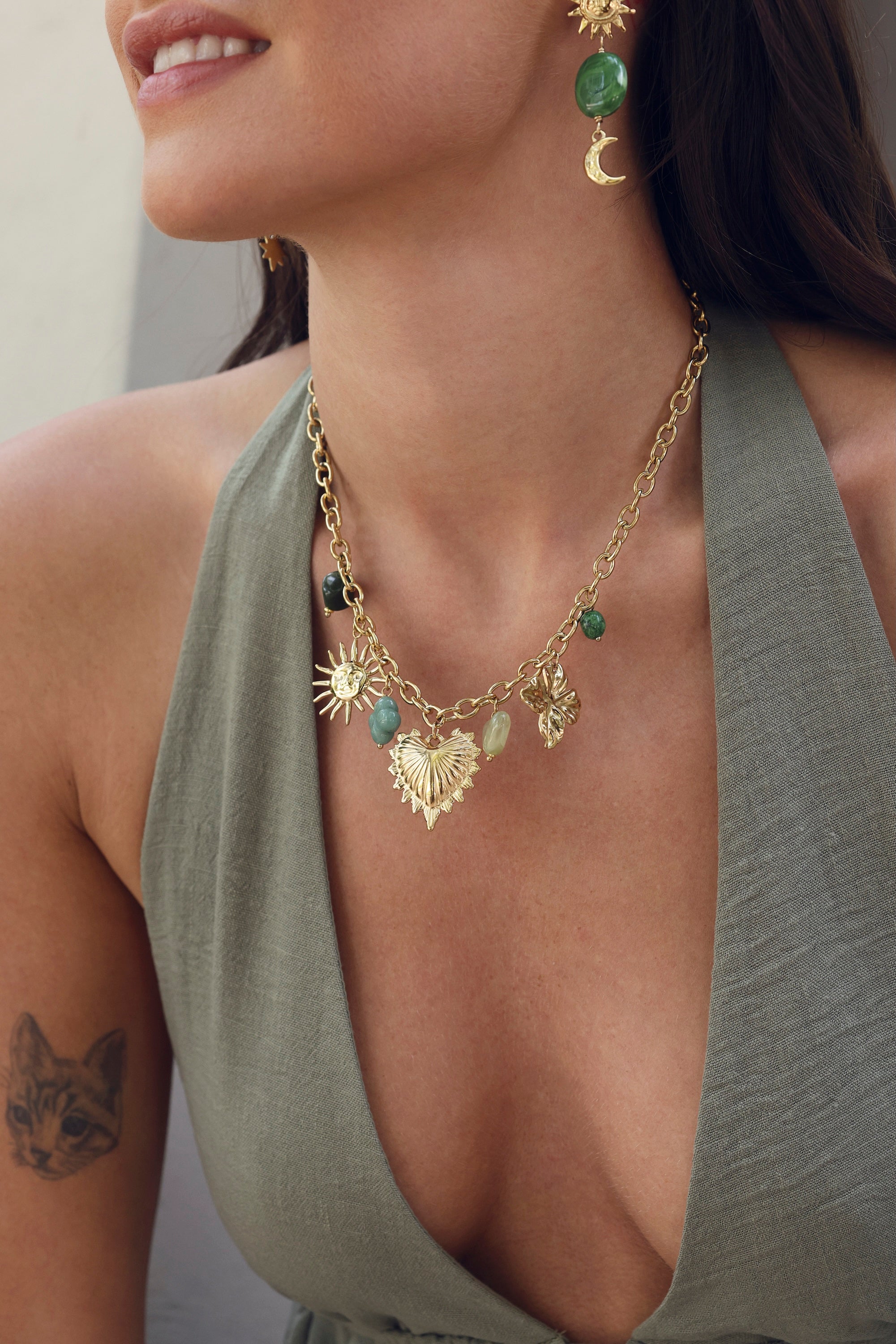 Collier doré Luciana chaîne en maille avec pendentifs cœurs, trèfles, soleil et pierres - Bijou porté