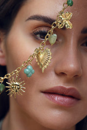 Collier doré Luciana chaîne en maille avec pendentifs cœurs, trèfles, soleil et pierres - Bijou porté