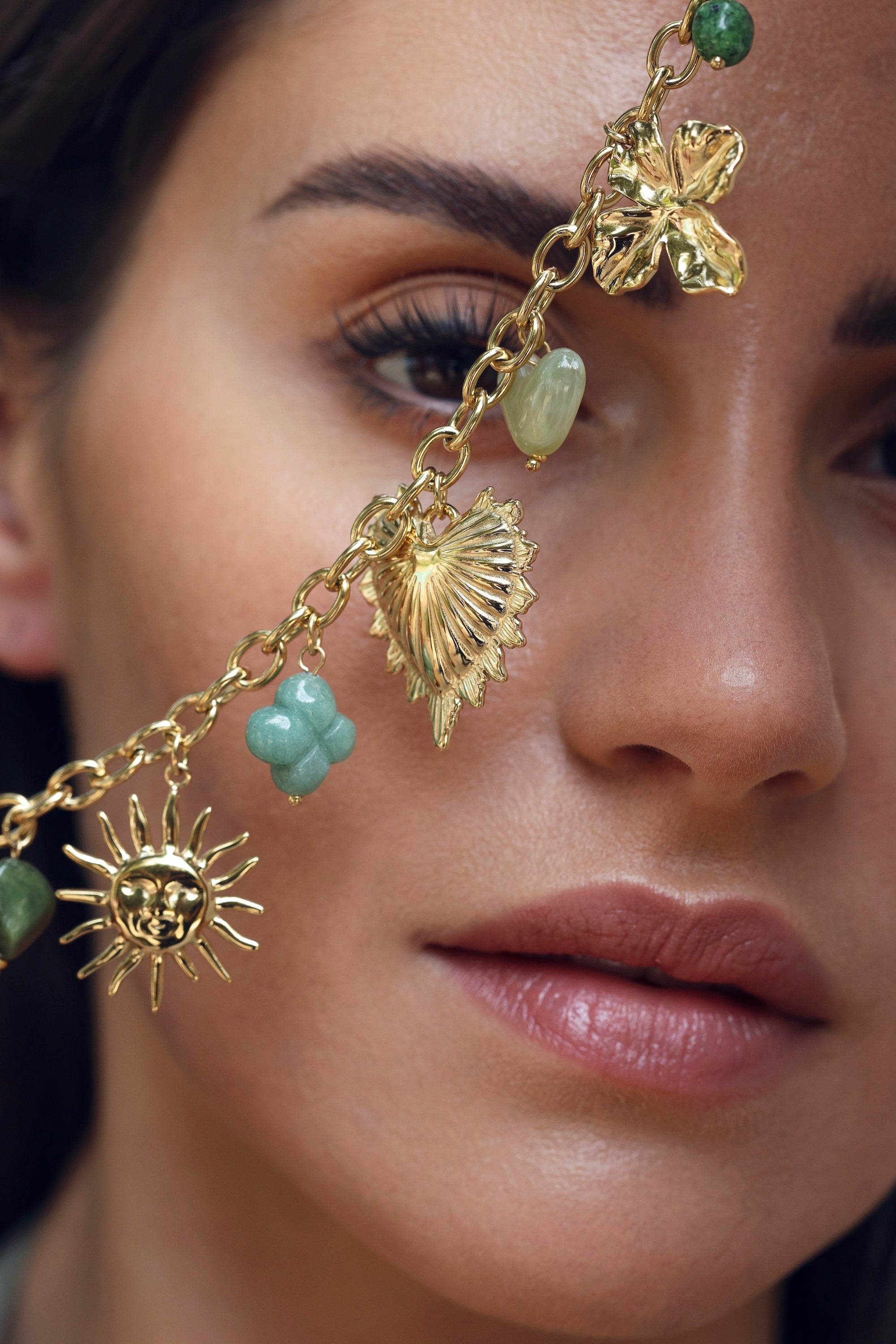 Collier doré Luciana chaîne en maille avec pendentifs cœurs, trèfles, soleil et pierres - Bijou porté