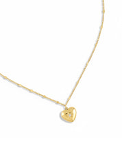 Collier doré Ludovica coeur chaîne fine avec pendentif cœur serti d'un zircon - Bijou photographié sur fond blanc