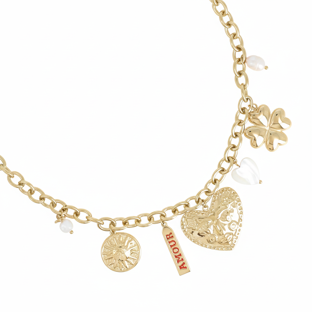 Collier maille Luz doré pendentifs soleil, cœur, trèfle, nacre et amulette avec inscription "amour" - Bijou photographié sur fond blanc