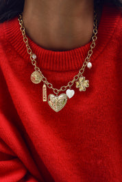 Collier maille Luz doré pendentifs soleil, cœur, trèfle, nacre et amulette avec inscription "amour" - Bijou porté