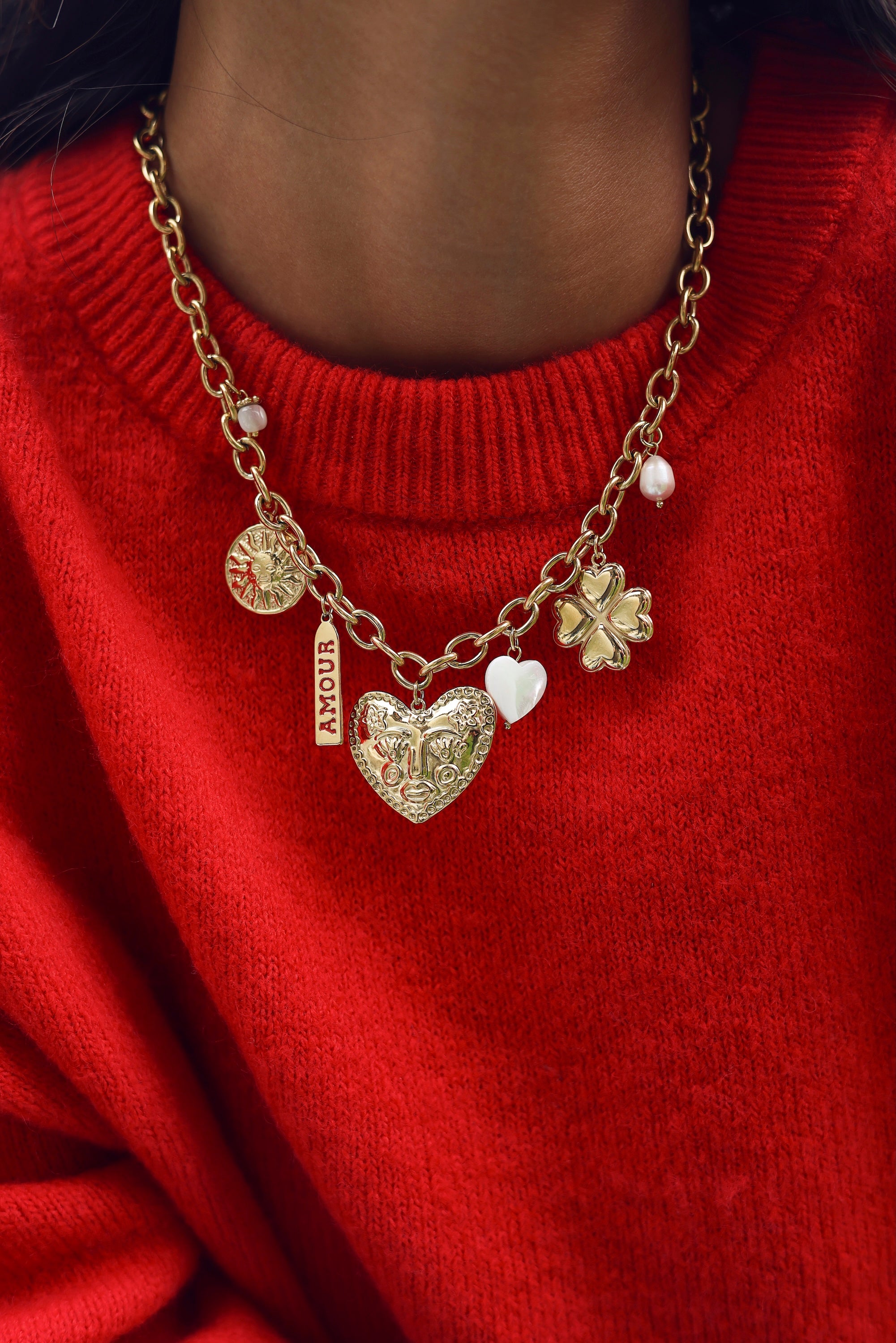 Collier maille Luz doré pendentifs soleil, cœur, trèfle, nacre et amulette avec inscription "amour" - Bijou porté