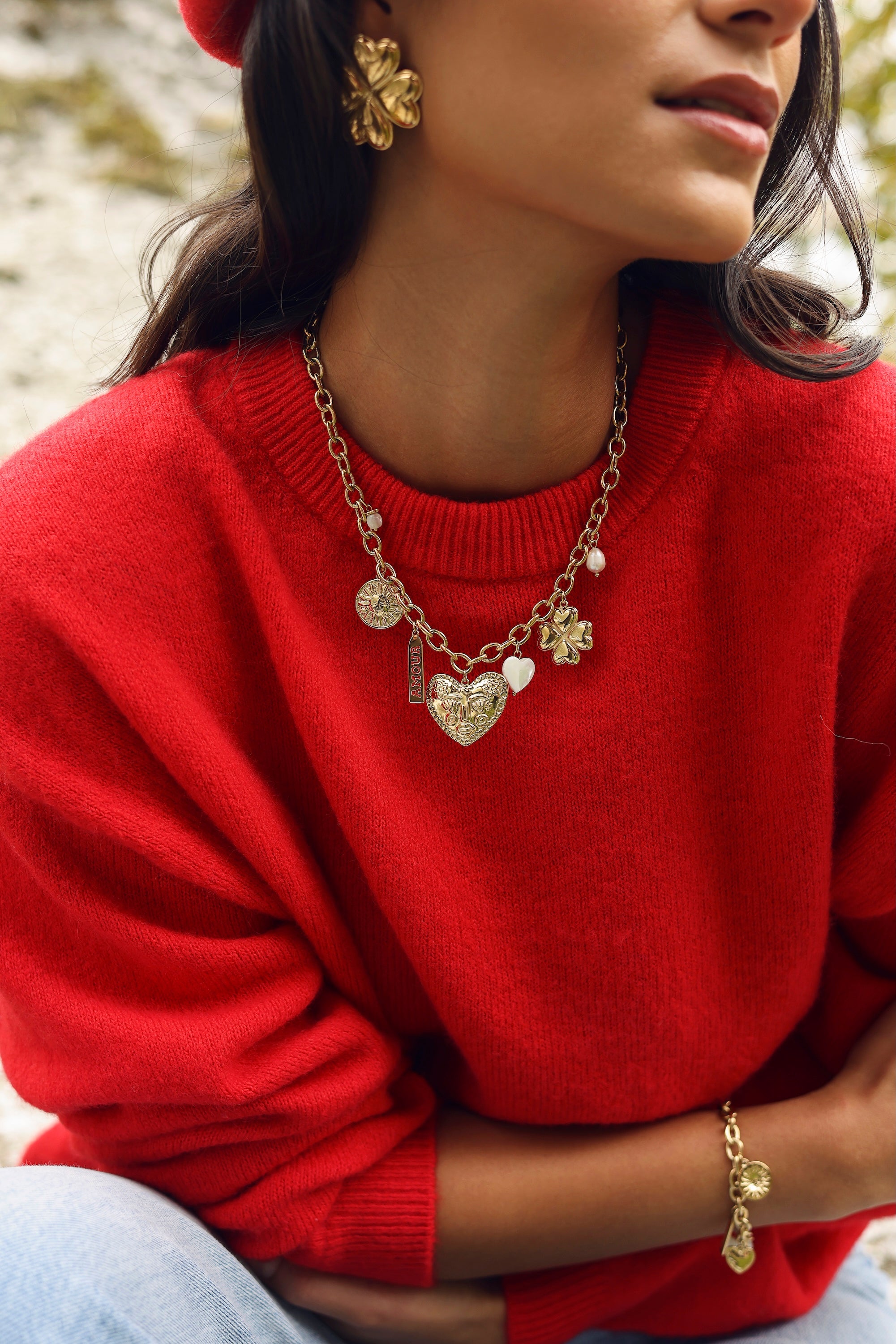 Collier maille Luz doré pendentifs soleil, cœur, trèfle, nacre et amulette avec inscription "amour" - Bijou porté