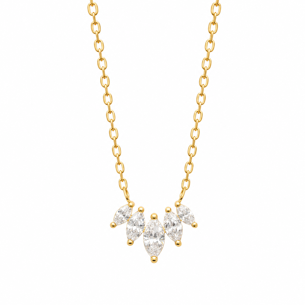 Collier doré Maissane avec zircons - Bijou sur fond blanc