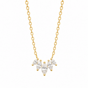 Collier doré Maissane avec zircons - Bijou sur fond blanc