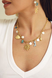 Collier maille doré Maja avec pendentifs coquillages, corail, soleil et pierres naturelles - Bijou porté