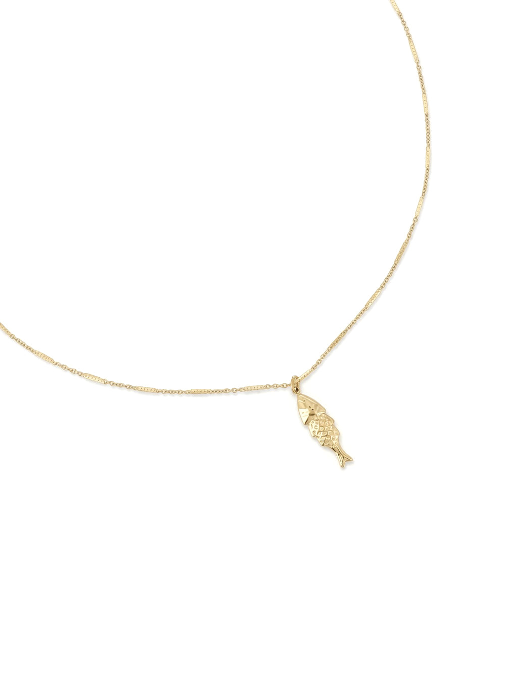 Collier doré Marlo chaîne à barrettes avec pendentif poisson - Bijou sur fond blanc