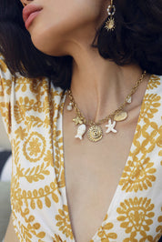 Collier doré Meyline chaîne en maille avec pendentifs coquillages, étoiles de mer, poisson et pierres naturelles - Bijou porté