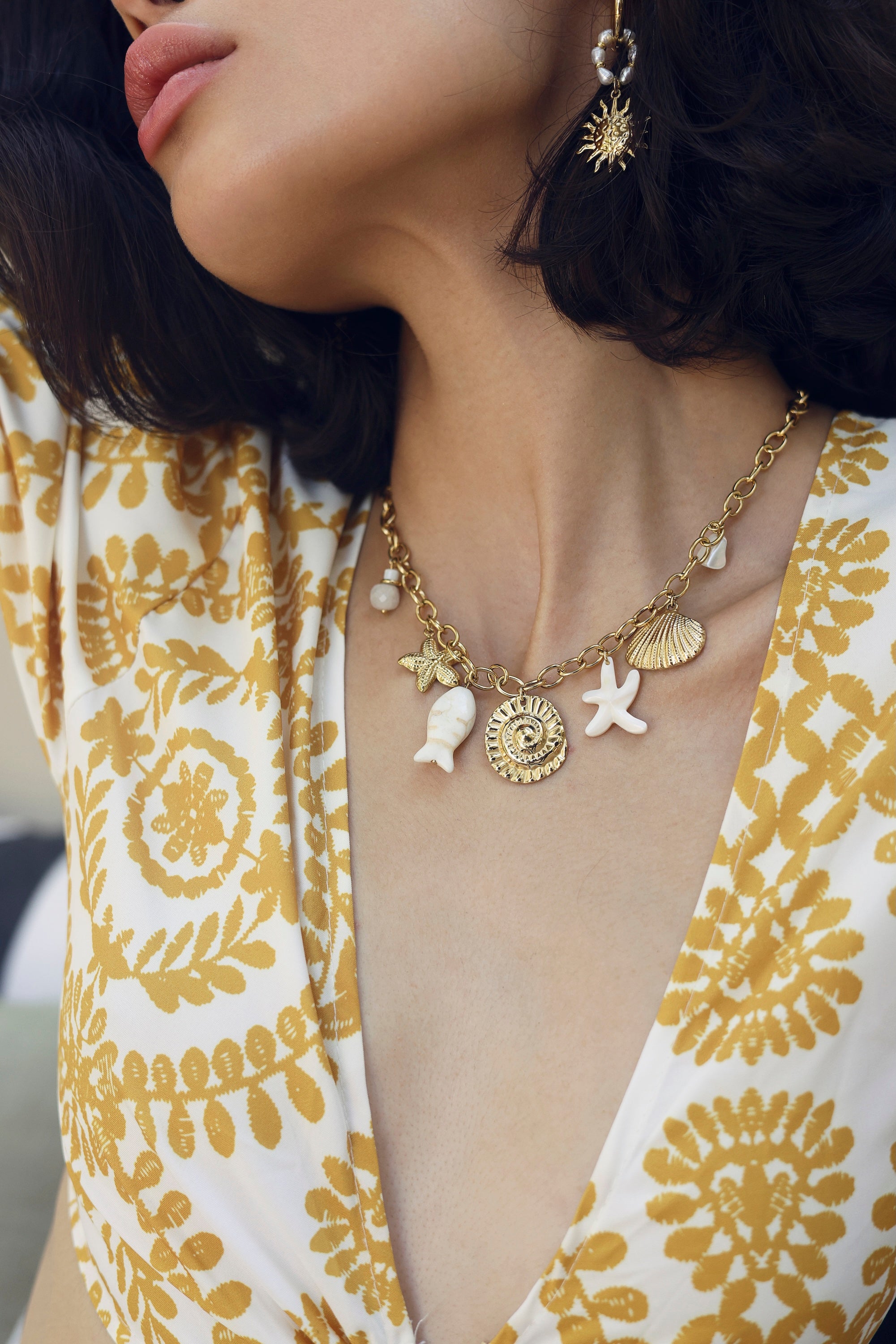Collier doré Meyline chaîne en maille avec pendentifs coquillages, étoiles de mer, poisson et pierres naturelles - Bijou porté