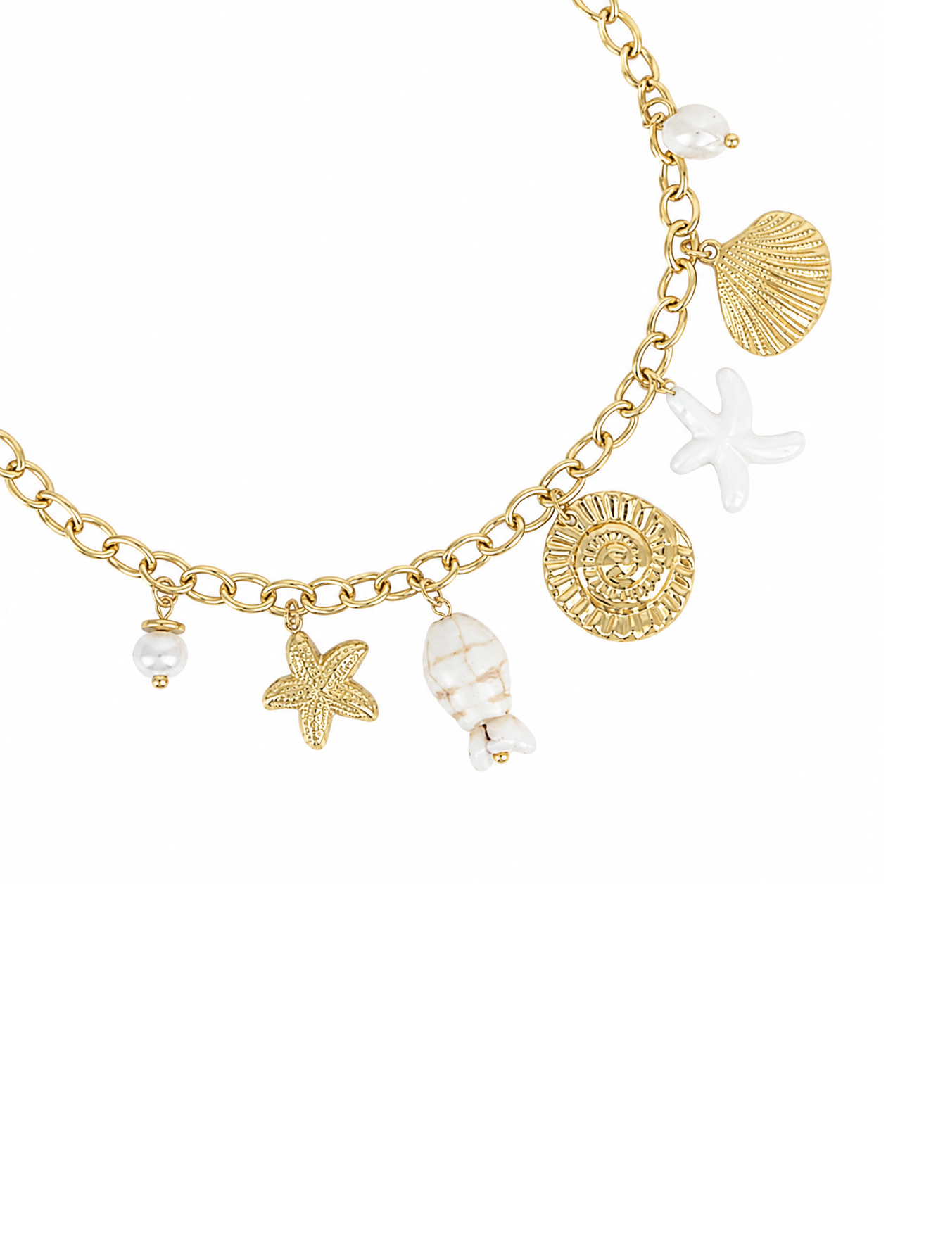 Collier doré Meyline chaîne en maille avec pendentifs coquillages, étoiles de mer, poisson et pierres naturelles - Bijou sur fond blanc