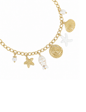 Collier doré Meyline chaîne en maille avec pendentifs coquillages, étoiles de mer, poisson et pierres naturelles - Bijou sur fond blanc