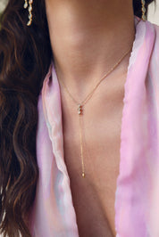 Collier doré Nahi cravate orné de zircons - Bijou porté