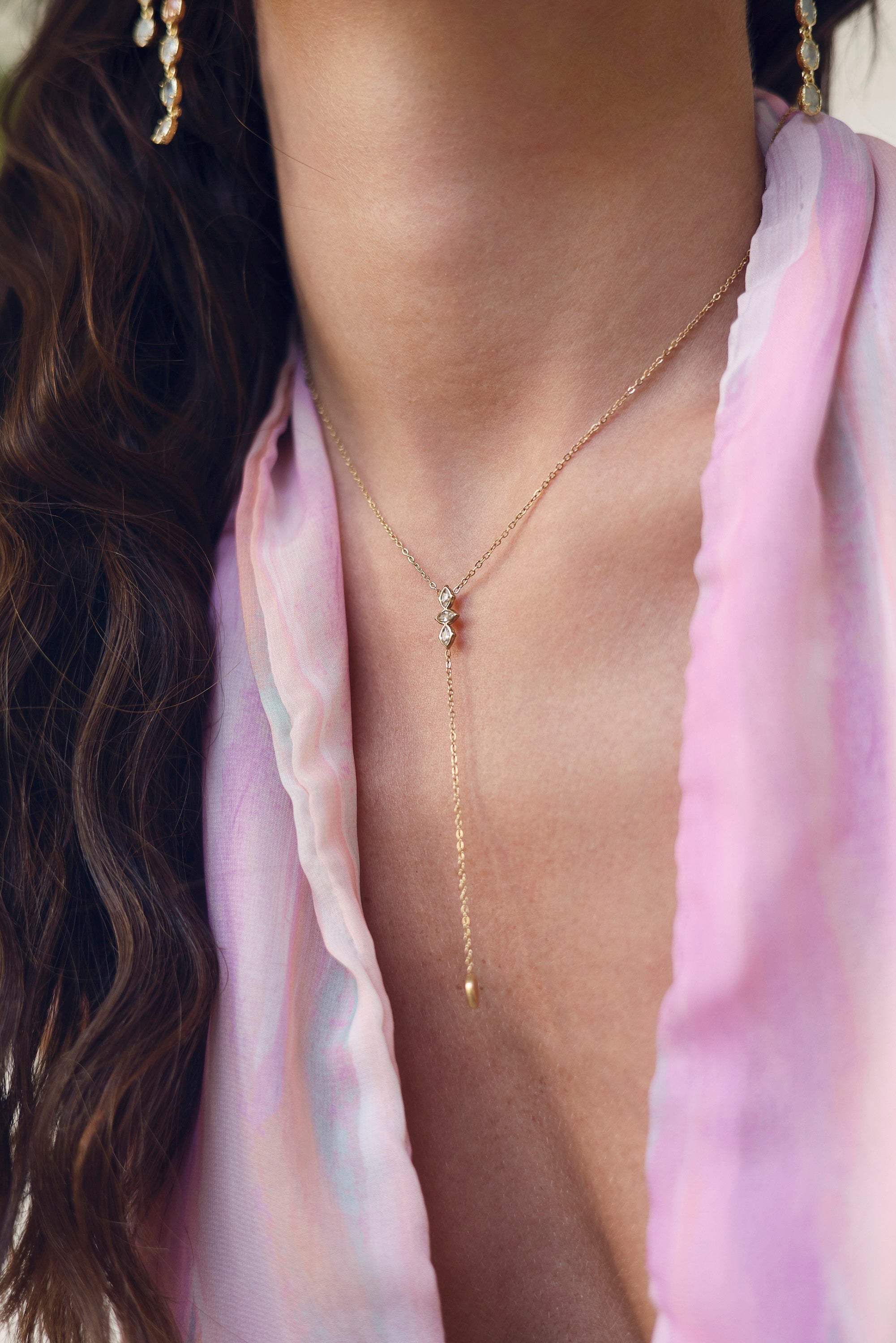 Collier doré Nahi cravate orné de zircons - Bijou porté