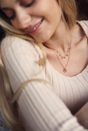  Collier doré Naika avec anneau perlé et pendentif zircon - Bijou porté