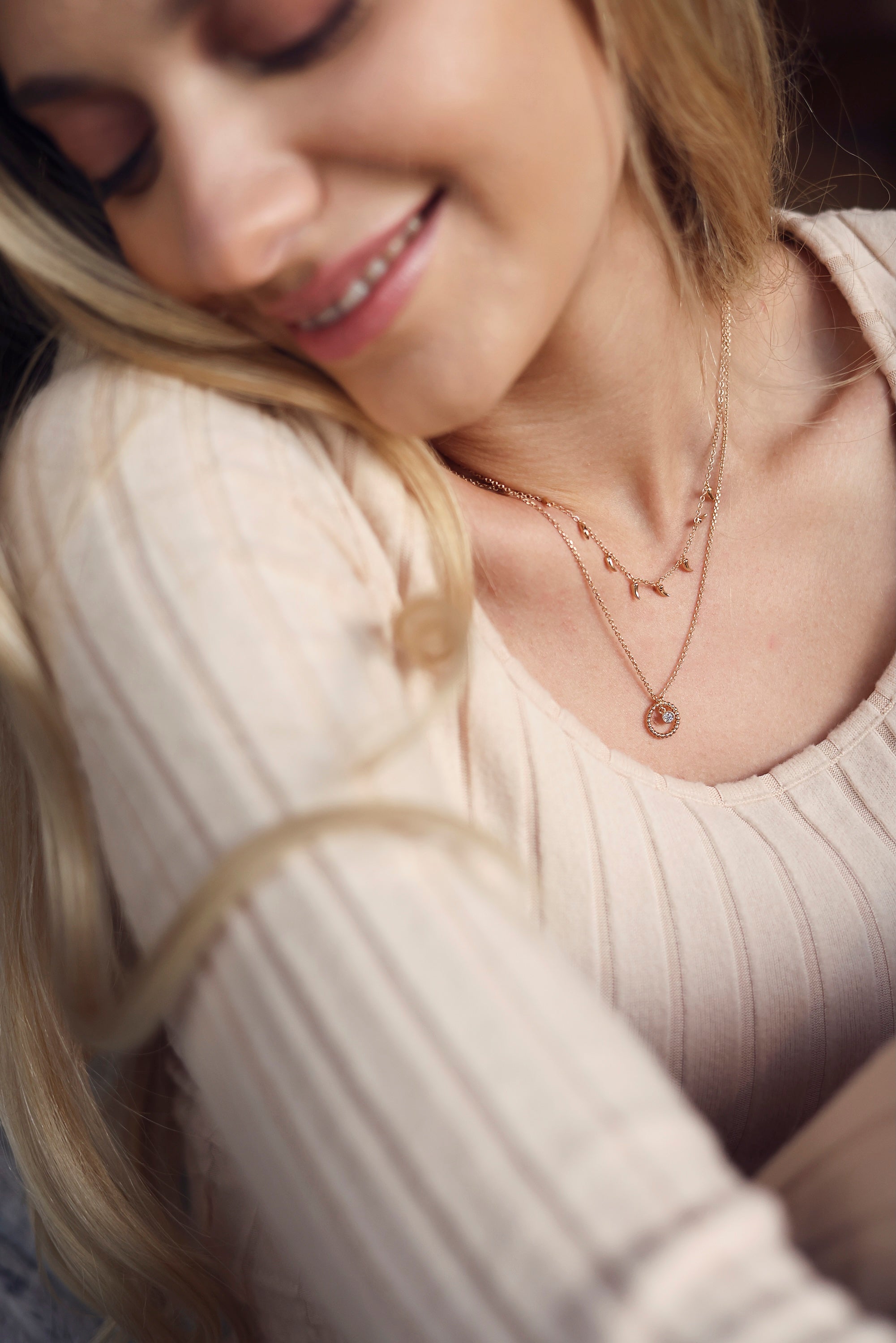 Collier doré Naika avec anneau perlé et pendentif zircon - Bijou porté