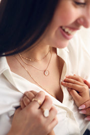 Collier personnalisable doré Nala S pendentif rond en nacre et anneau torsadé pour initiale - Bijou porté