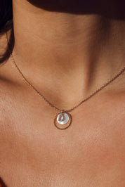 Collier personnalisable doré Nala S pendentif rond en nacre et anneau torsadé pour initiale - Bijou porté